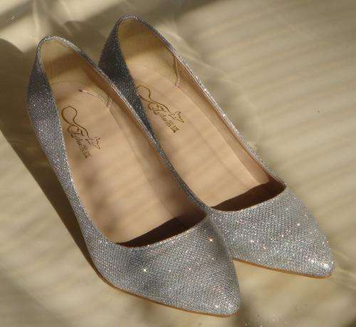 !!! NEW ARRIVED!!! BEAUTIFUL LOW-HEEL SHOES IN SIZE 4