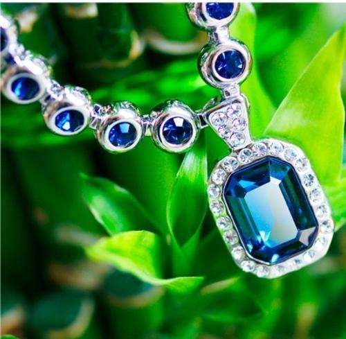 GORGEOUS SWAROVSKI NECKLACE IN 18KGP