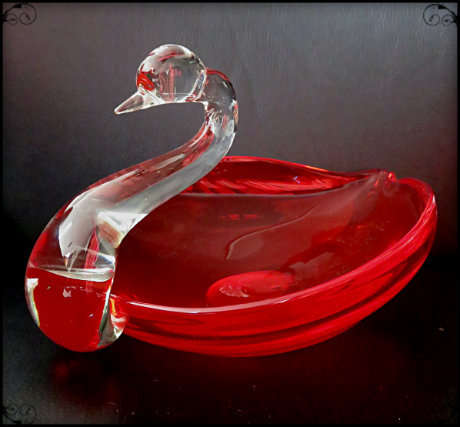 Swan in Murano Glass - little mark at bottom Postage R60