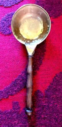 A BRASS PAN A VERY LONG WOODEN HANDLE - LENGTH: 380MM - AN EXCEPTIONAL PIECE