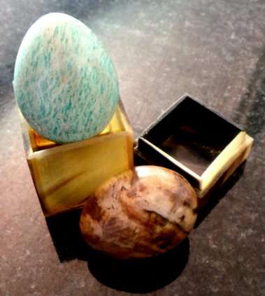 Two Egg-Shaped Semi-Precious Stones - 1x Agate [+-5cm] & 1x Turquoise Crystal + Square Horn-Cut Box