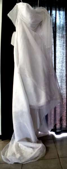 Beautiful White Wedding Dress with Tray & Head Piece [Veil] - Size 42 - See image