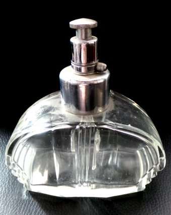 An Unmistakeably Art Deco-ish Scent Bottle with Exceptional Symmetric Cutwork - Precious Piece*