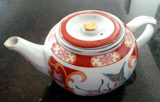 Beautiful Chinese teapot with Birds in Red & Gold - Really a Lovely Piece*