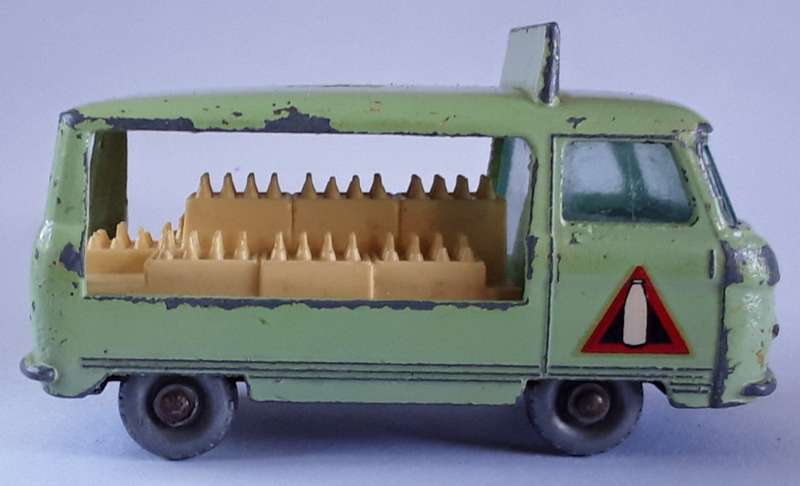MATCHBOX MOKO Lesney 1-75 Series Regular Wheels #21 Commer Bottle Float MILK Rare bottle on door