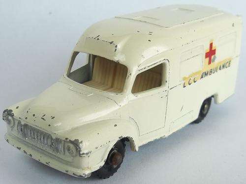 MATCHBOX Lesney 1-75 SERIES REGULAR WHEELS #14 Lomas Ambulance Made in England