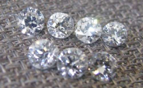 4 x 0.04CT each Round H, VS1 Diamonds
