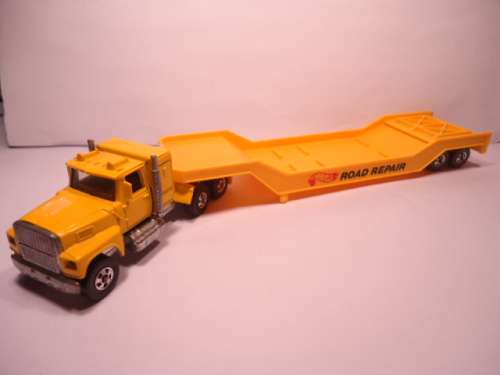 Hotwheels - # 5954 - 1981-Ford LTD Truck + Low Bed Trailer - Road Repair  - made in Hong Kong