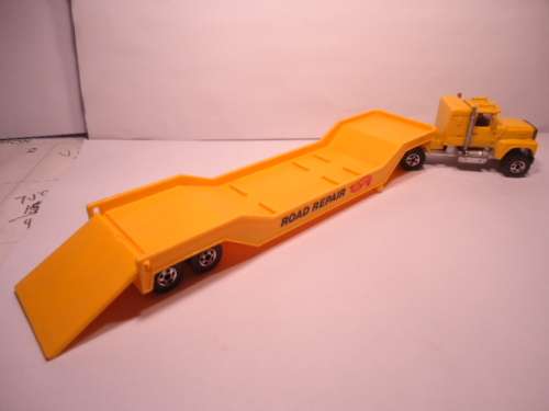 Hotwheels - # 5954 - 1981-Ford LTD Truck + Low Bed Trailer - Road Repair  - made in Hong Kong