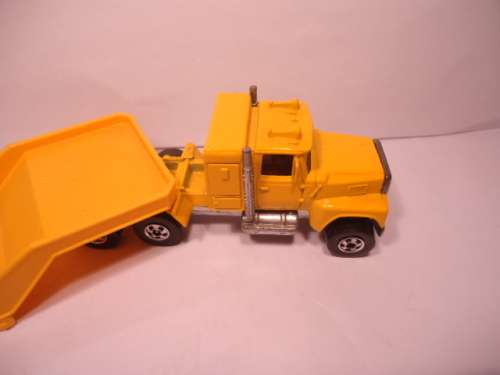 Hotwheels - # 5954 - 1981-Ford LTD Truck + Low Bed Trailer - Road Repair  - made in Hong Kong