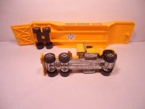 Hotwheels - # 5954 - 1981-Ford LTD Truck + Low Bed Trailer - Road Repair  - made in Hong Kong
