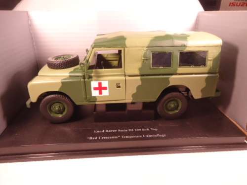 Universal Hobbies - Land Rover - Series 3 - Red Crescents - Ambulance - # 4406 - Eagle Collectibles