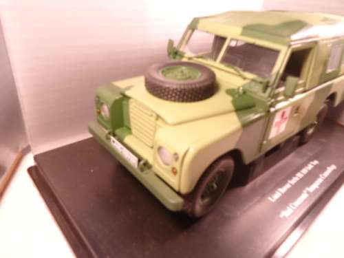 Universal Hobbies - Land Rover - Series 3 - Red Crescents - Ambulance - # 4406 - Eagle Collectibles