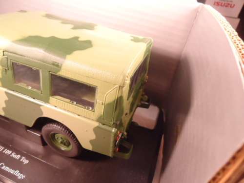 Universal Hobbies - Land Rover - Series 3 - Red Crescents - Ambulance - # 4406 - Eagle Collectibles