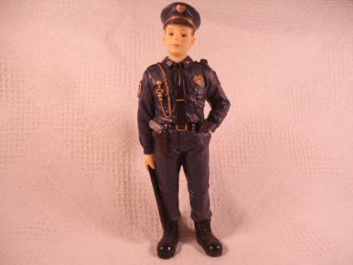 Lead Police Man - 15.7cm tal, 6cm wide