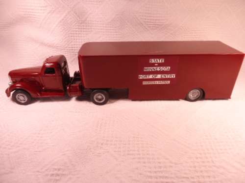 ERTL - 1947 International KB-12 Cab + scratc hbuild box body - Minnesota Highway Patrol - Code 3