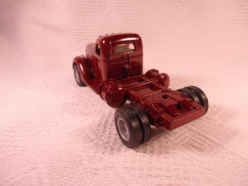 ERTL - 1947 International KB-12 Cab + scratc hbuild box body - Minnesota Highway Patrol - Code 3