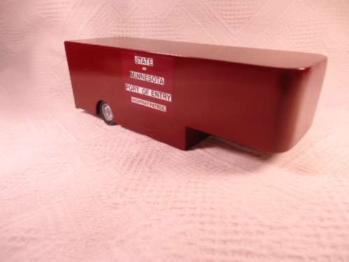 ERTL - 1947 International KB-12 Cab + scratc hbuild box body - Minnesota Highway Patrol - Code 3