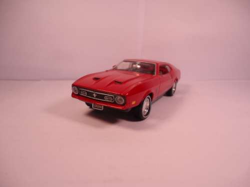 Universal Hobbies - Ford Mustang Mach 1 - with 2 figurines