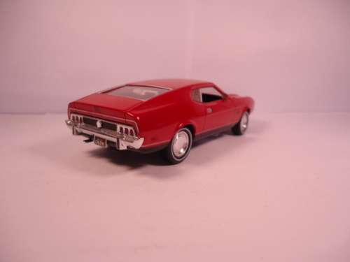 Universal Hobbies - Ford Mustang Mach 1 - with 2 figurines