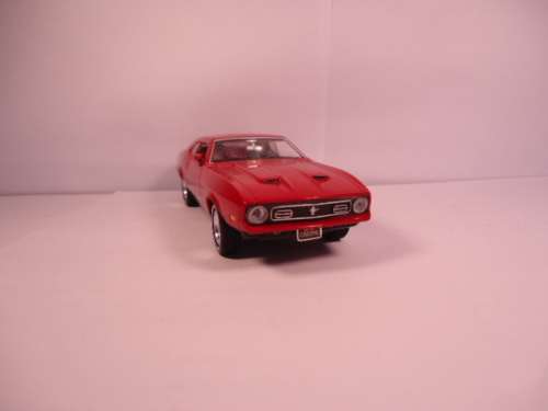Universal Hobbies - Ford Mustang Mach 1 - with 2 figurines