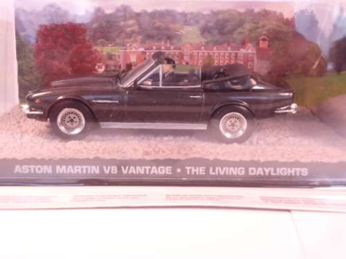 James Bond 007 - Aston Martin V8 Vantage with figurine - The Living Daylights