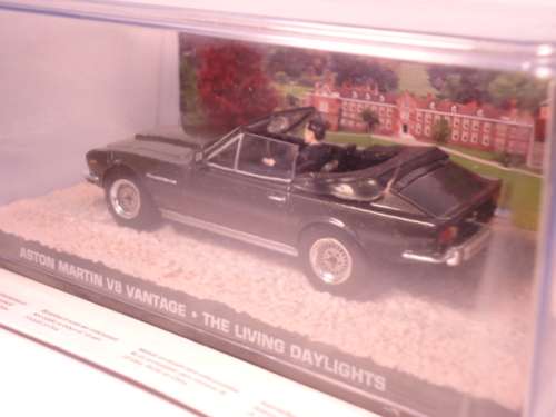 James Bond 007 - Aston Martin V8 Vantage with figurine - The Living Daylights