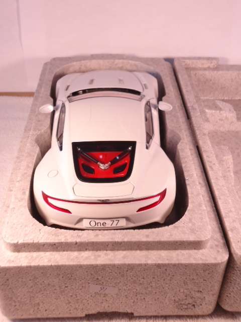 Autoart - Aston Martin ONE-77 - LTD#0091 - Certificate included, Signature Series #70244