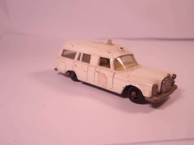 Matchbox Regular Wheels - Mercedes Benz `Binz` Ambulance - #3c