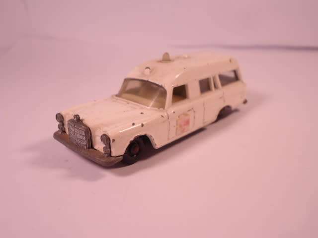 Matchbox Regular Wheels - Mercedes Benz `Binz` Ambulance - #3c