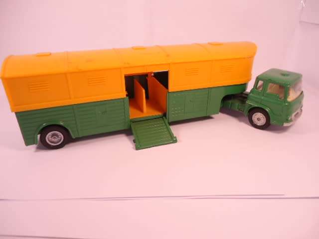 Corgi - Bedford New Market Racing Stables Horse Van - #1104-B2