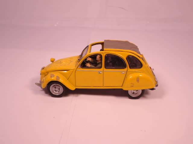 Universal Hobbies - Citroen 2CV - JB - For Your Eyes Only