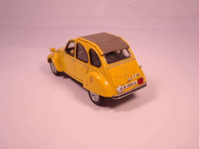 Universal Hobbies - Citroen 2CV - JB - For Your Eyes Only