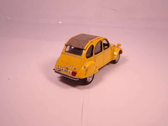 Universal Hobbies - Citroen 2CV - JB - For Your Eyes Only