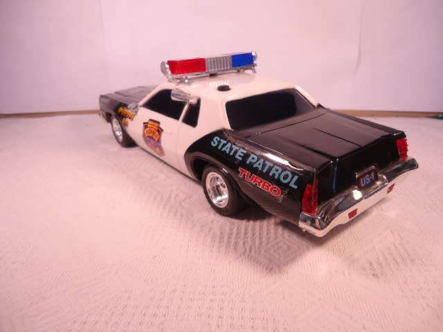 New Bright - Persuit440 - Bump and Go Police Car - Battery Operated - #138