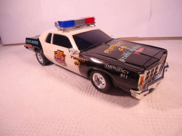 New Bright - Persuit440 - Bump and Go Police Car - Battery Operated - #138