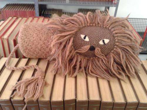 SPECIAL Knitted lion cushion - round, long