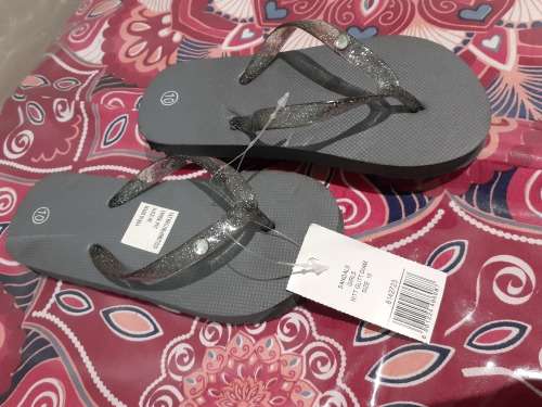 SALE - NEW Girl`s Glitter Diamante Flip Flops