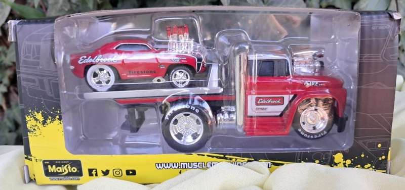 Maisto Muscle Machines Muscle Transports C60 and Camaro SS