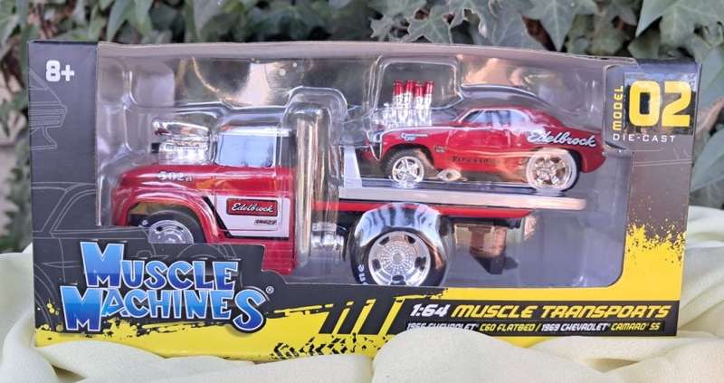Maisto Muscle Machines Muscle Transports C60 and Camaro SS