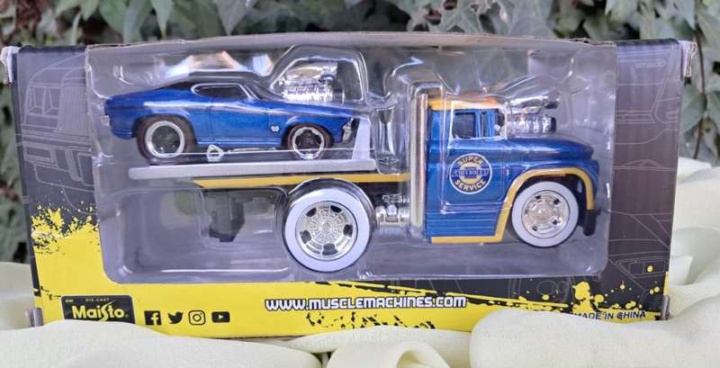 Maisto Muscle Machines Muscle Transports C60 and Chevelle SS