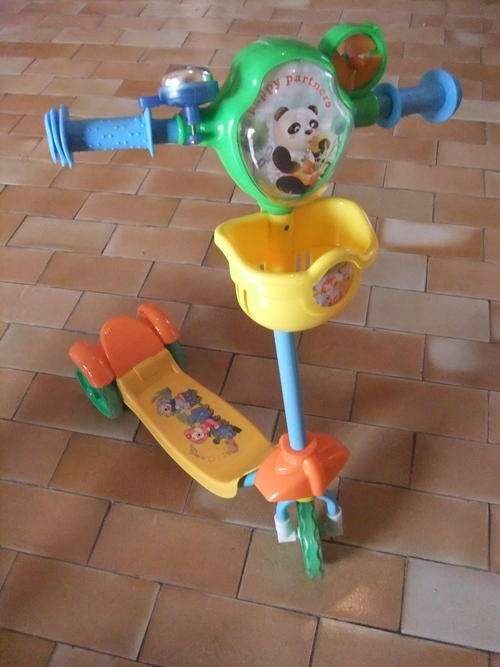 KIDS SCOOTER WITH BASKET AND BELL!!!!!!!A MUST HAVE!!!