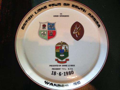 RUGBY MEMORABILIA: COMMEMORATIVE PLATE: BRITISH LIONS VS JUNIOR SPRINGBOKS 1980