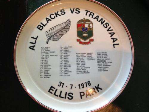 RUGBY MEMORABILIA: COMMEMORATIVE PLATE: ALL BLACKS VS TRANSVAAL ELLIS PARK 1976