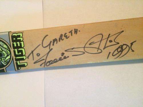 Cricket bat signed by Fanie de Villiers