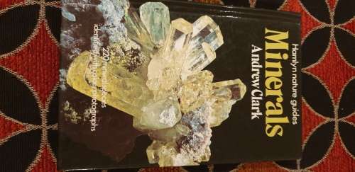 Minerals. Hamlyn nature guides. Andrew Clark.
