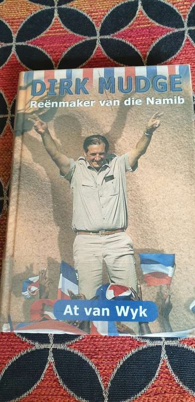 Dirk Mudge. Reenmaker van die Namib. At Van Wyk.