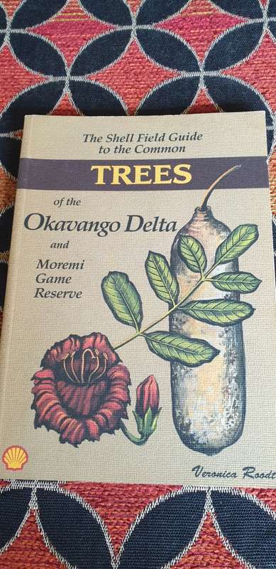 The Shell Field Guide  - Common Trees of the Okavango Delta and Moremi Game Reserve. Veronica Roodt