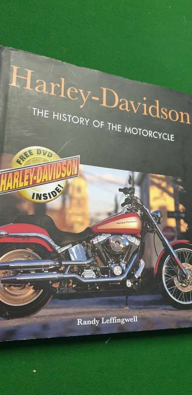 Harley-Davidson. The history of the motorcycle. Randy Leffingwell. NO DVD.