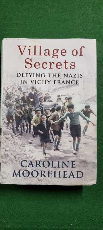 Village of Secrets. Defying the Nazis in Vichy France. Caroline Moorehead.